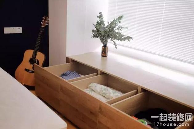 给飘窗装上了抽屉，小户型要利用每一个角落做好收纳